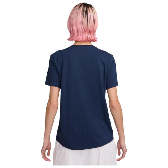 Nike Γυναικεία κοντομάνικη μπλούζα Sportswear Club Essentials Nike Γυναικεία κοντομάνικη μπλούζα Sportswear Club Essentials